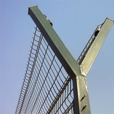 Factory price galvanized and pvc coated anti climb security airport fence prices