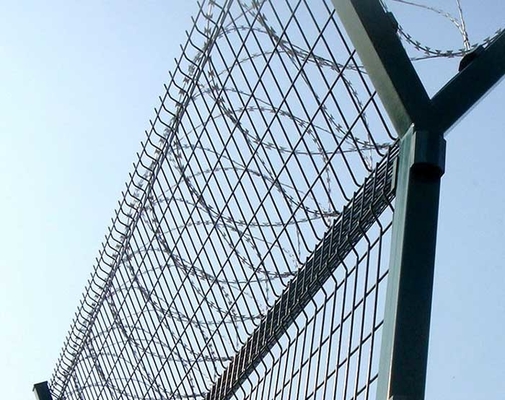 green power  coated Dia 500mm BTO-22 Razor Barbed Wire Airport Security Fence 1.8*30m  for  airport